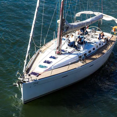 Life Aboard A Sailboat بوتيل فيلا نوفا دي غايا